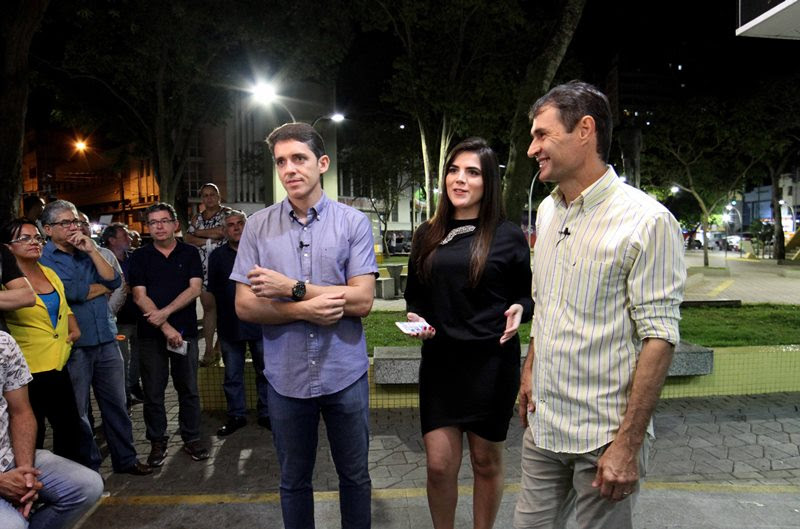 Prefeito Romero Rodrigues e secretário Tovar Correia Lima inauguram totens com zonas de internet gratuita na Praça da Bandeira