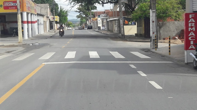 Prefeitura executa ações de sinalização viária em rua principal do bairro Rocha Cavalcante