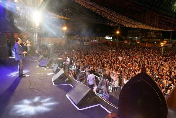 Celebração do padre Nilson Nunes emociona Parque do Povo com mensagem esperança e luz