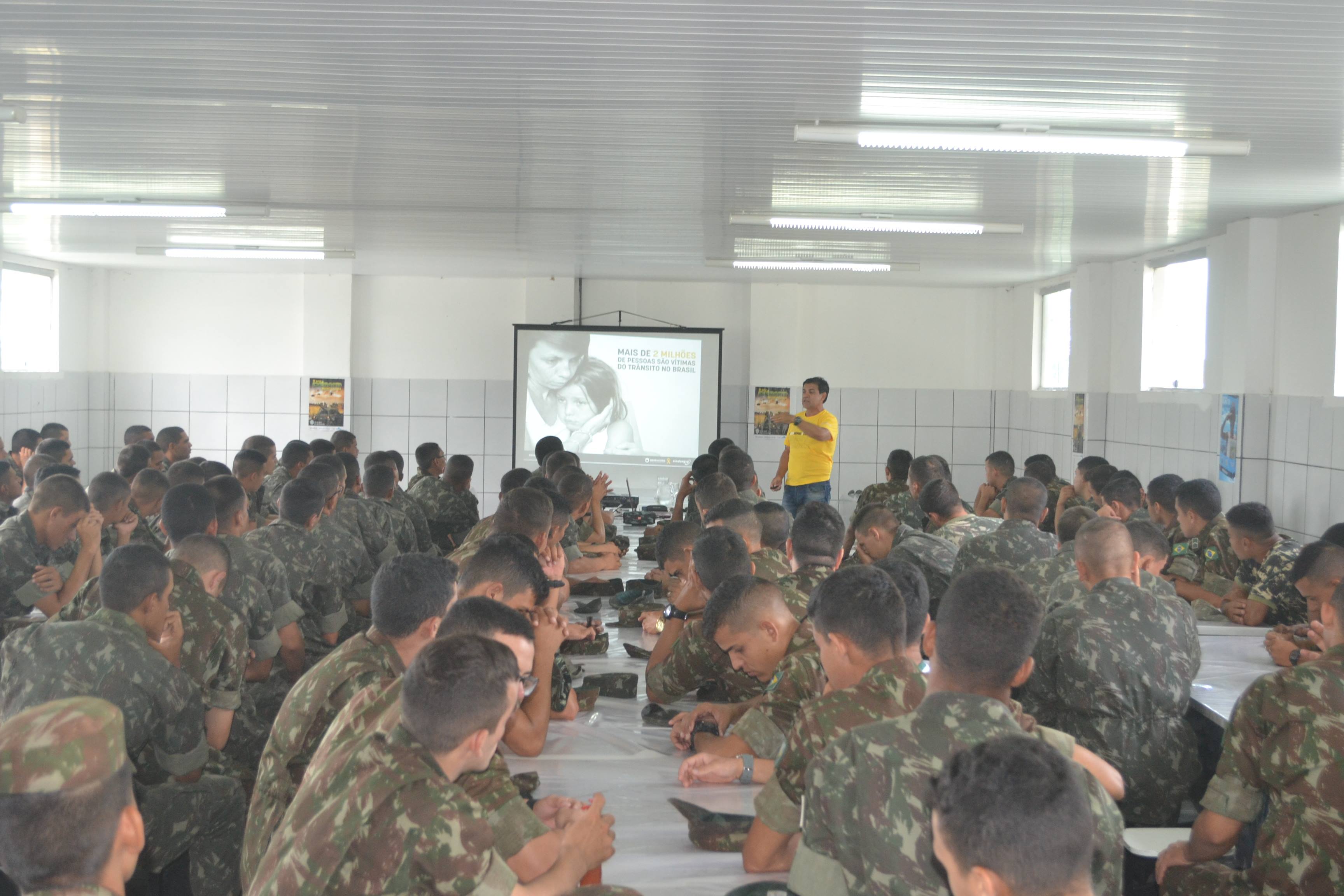 Soldados do Exercito Brasileiro participam de palestra do Maio Amarelo