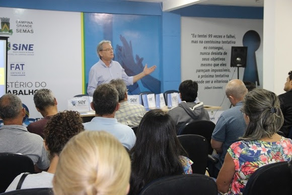 Alunos surdos participam da Semana do Trabalhador no Sine Municipal