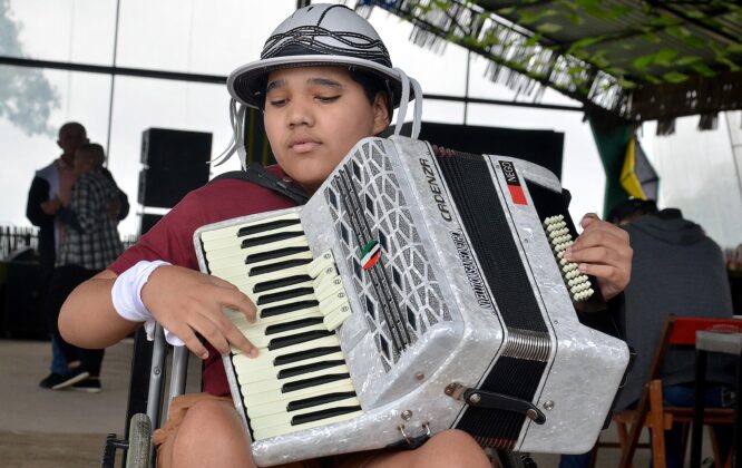 Arraiá do CER celebra inclusão, afeto e tradição junina em manhã de confraternização na “Cidade do Forró”