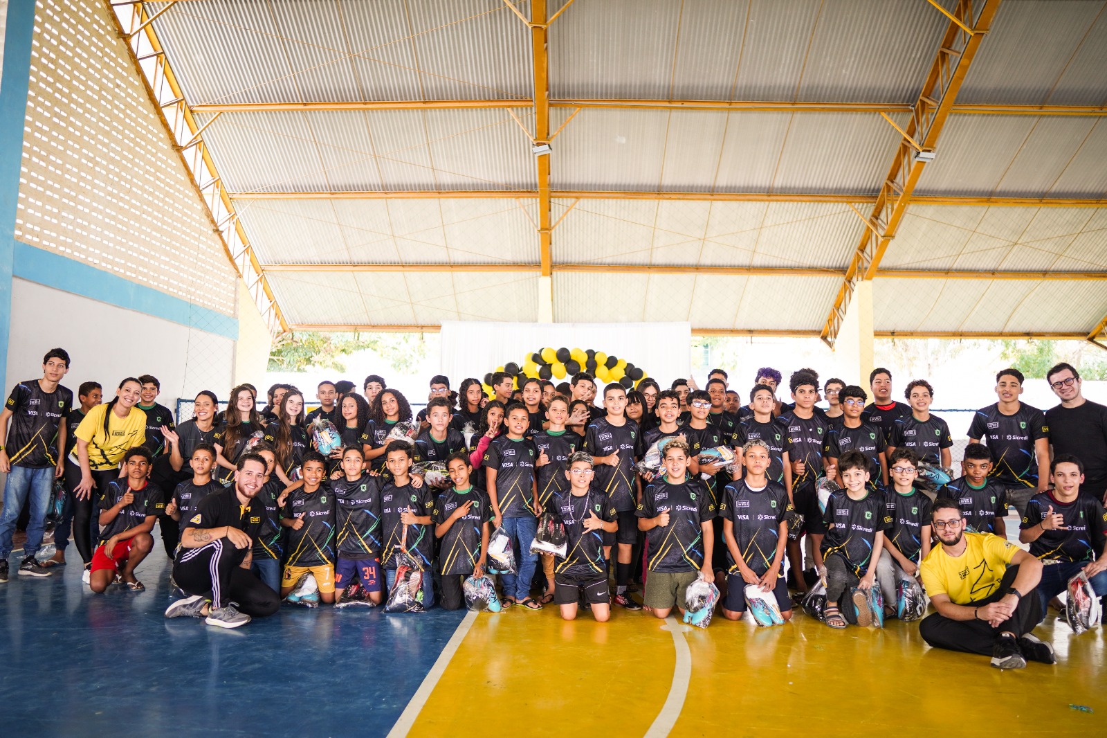 Estudantes da Rede Municipal recebem uniformes e chuteiras do Projeto Futebol de Rua pela Educação