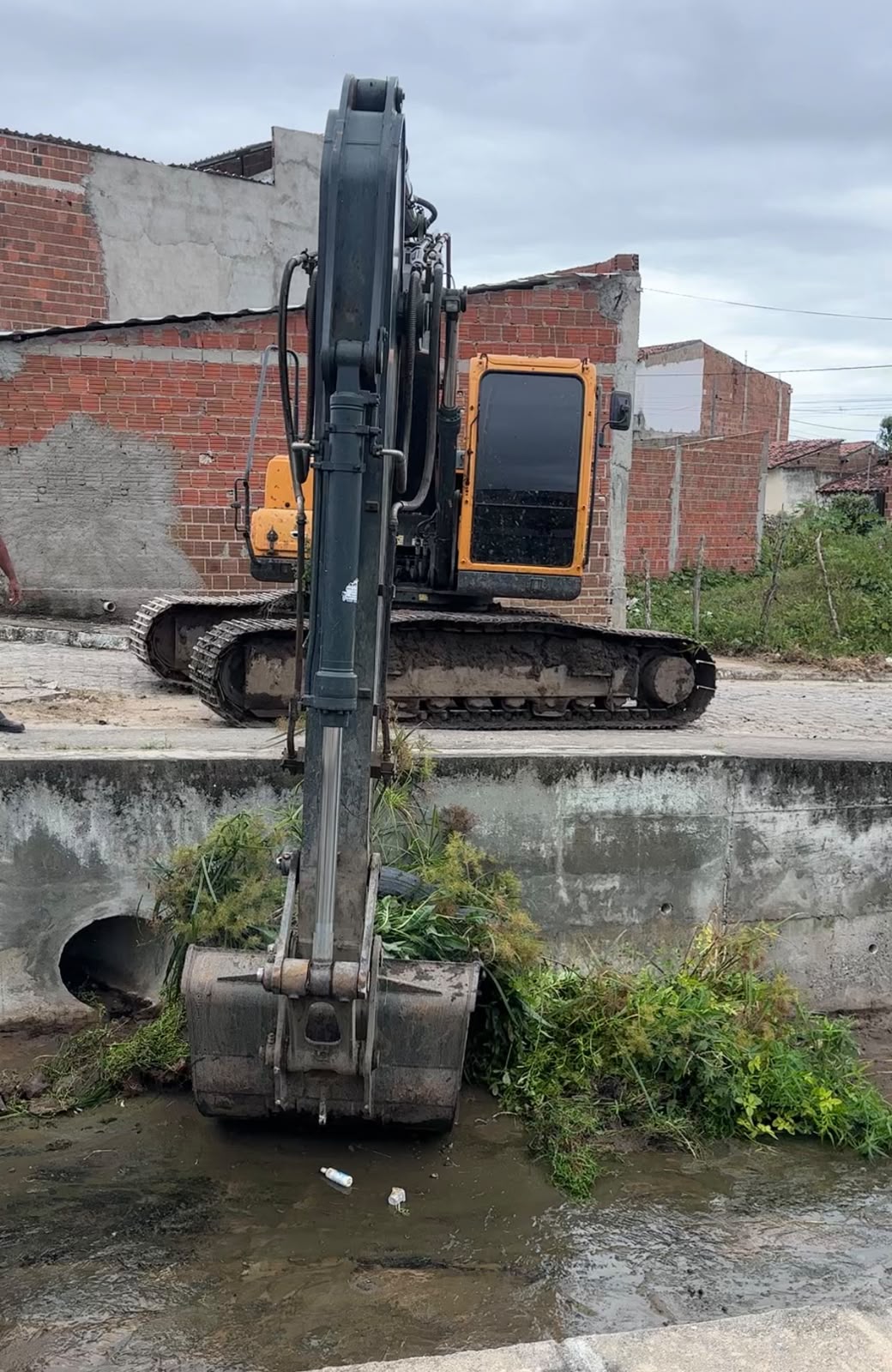 Prefeitura de Campina Grande realiza grande ação de limpeza em canal do bairro do Mutirão